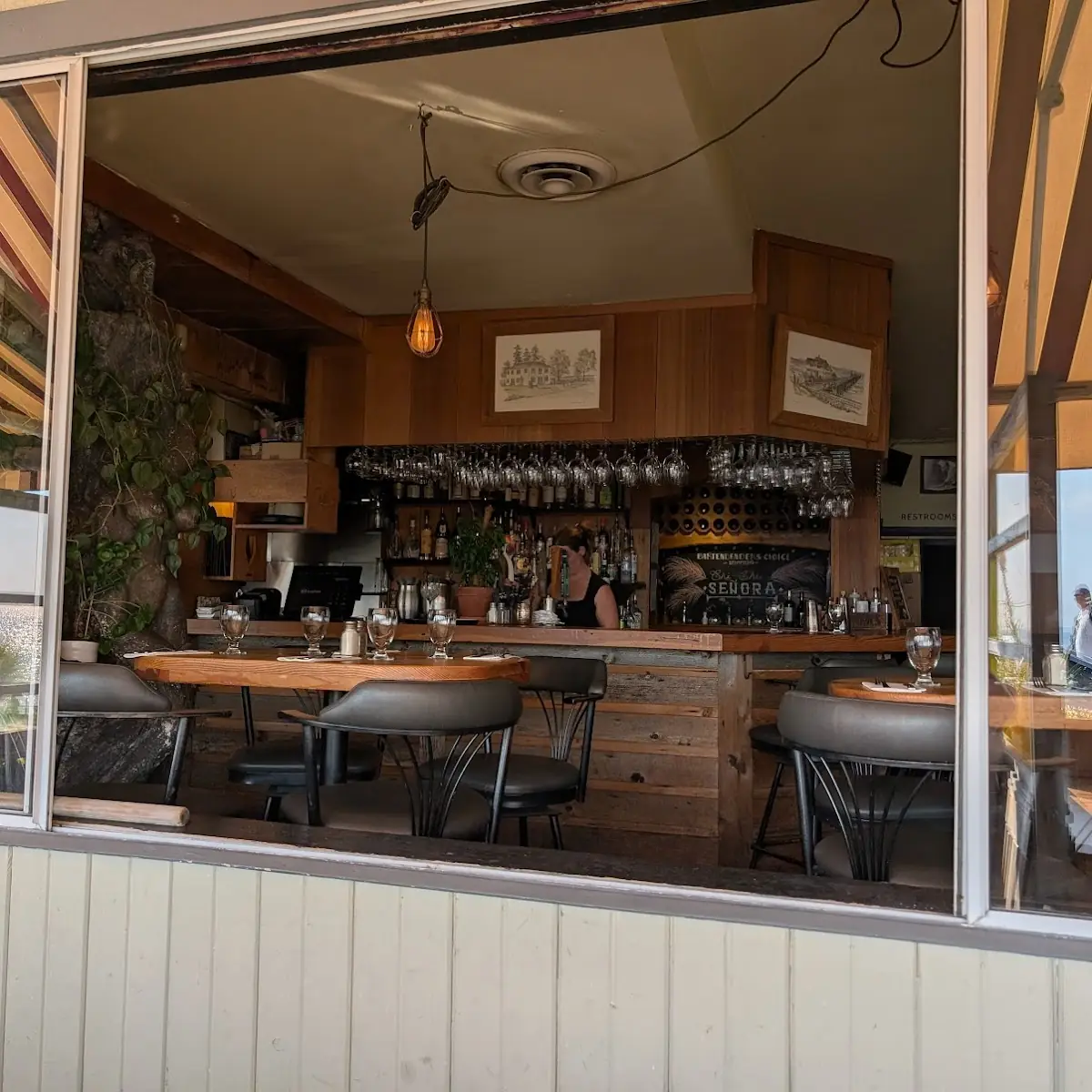 Vibe, Uli's Restaurant