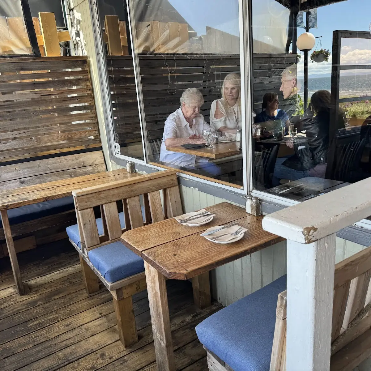 Vibe, Uli's Restaurant