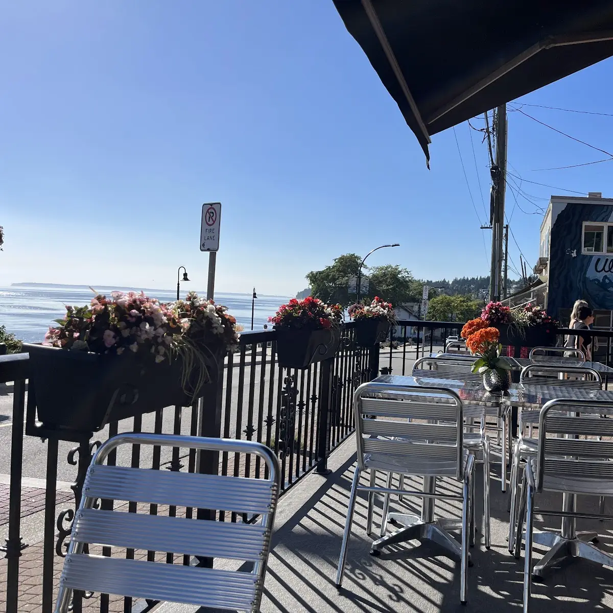 Vibe, Uli's Restaurant