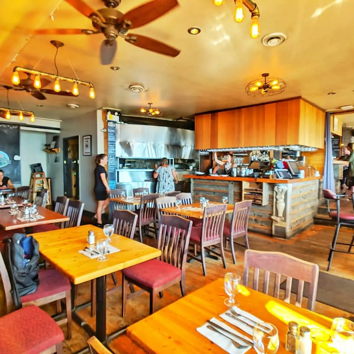 Vibe, Uli's Restaurant