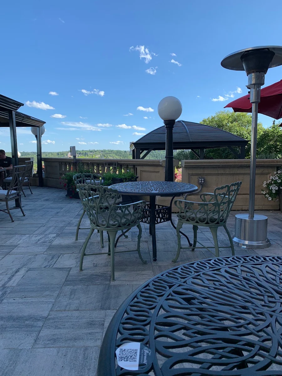 Vibe, Confederation Lounge & Patio