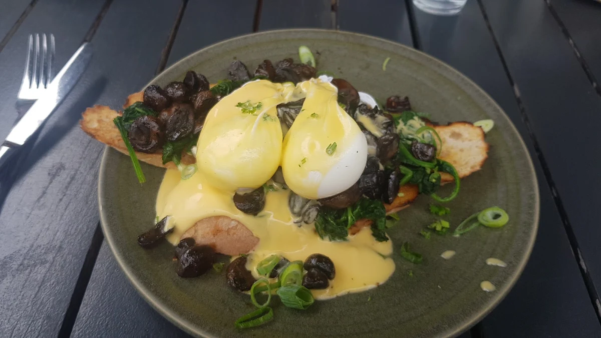 Eggs Benedict with Bacon, Café Woodworks