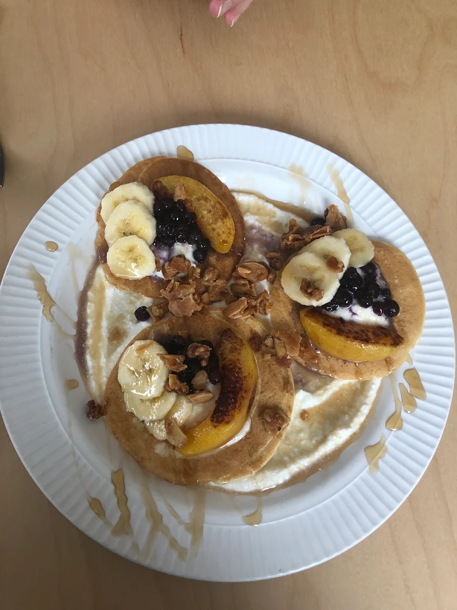 Pancake 2 Avec Sirop d'érable Et Bananes, Côté Jardin | Café, restaurant de l'Auberge du Jardin | Brunch et Apéro