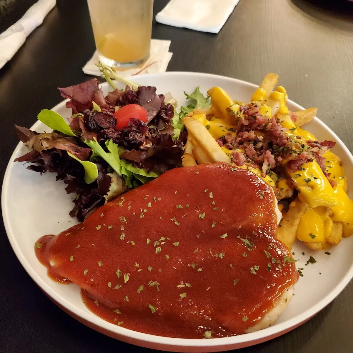 Pechuga En Salsa Guayaba & Papas Queso Y Bacon