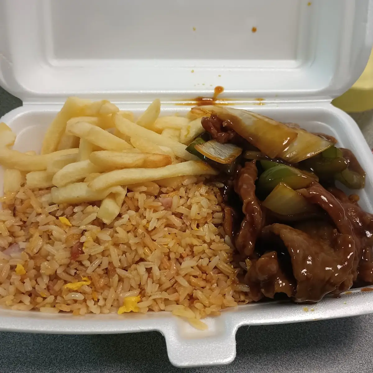 Arroz Chino Papas Fritas Y Pepper Steak