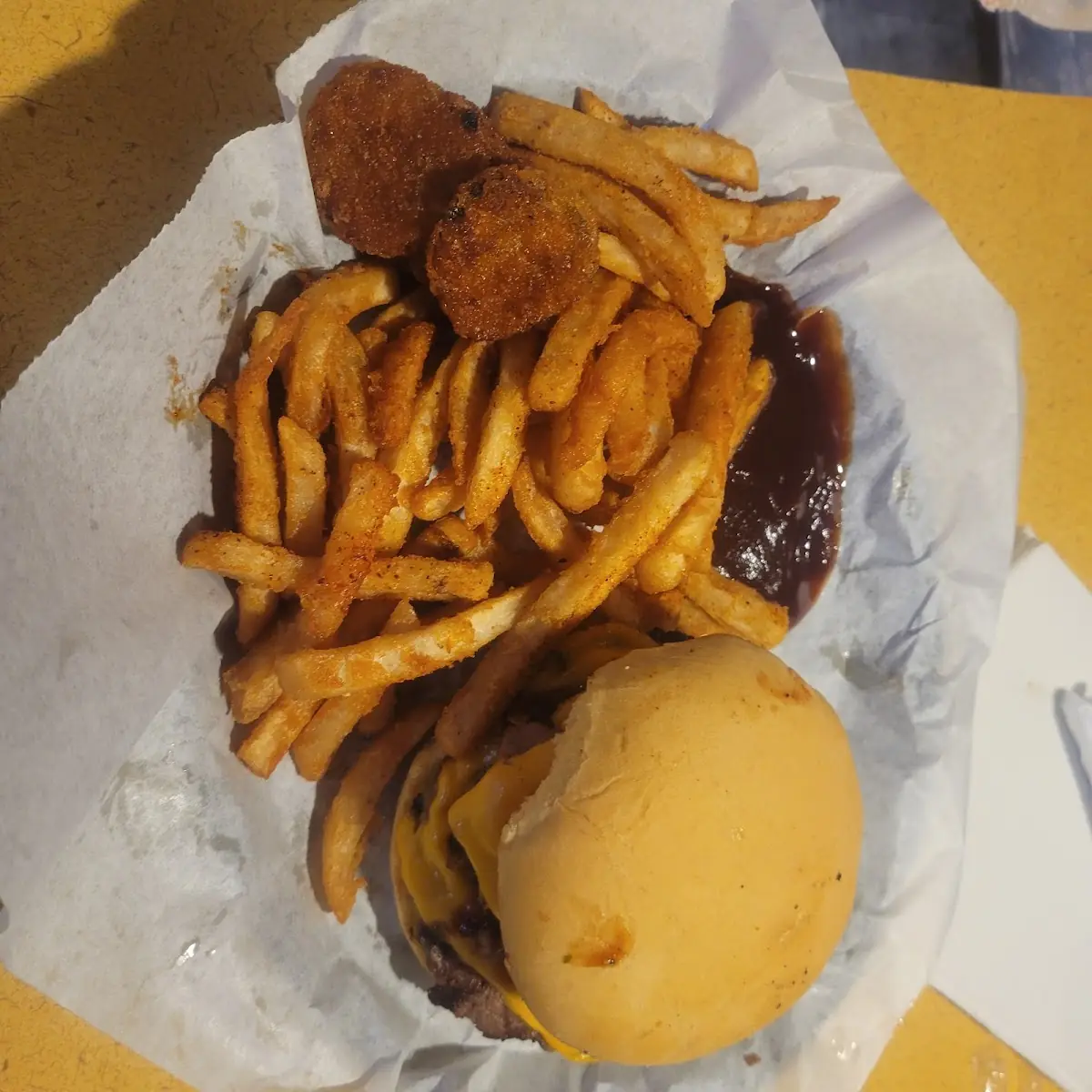 Brisket Burger an Fries