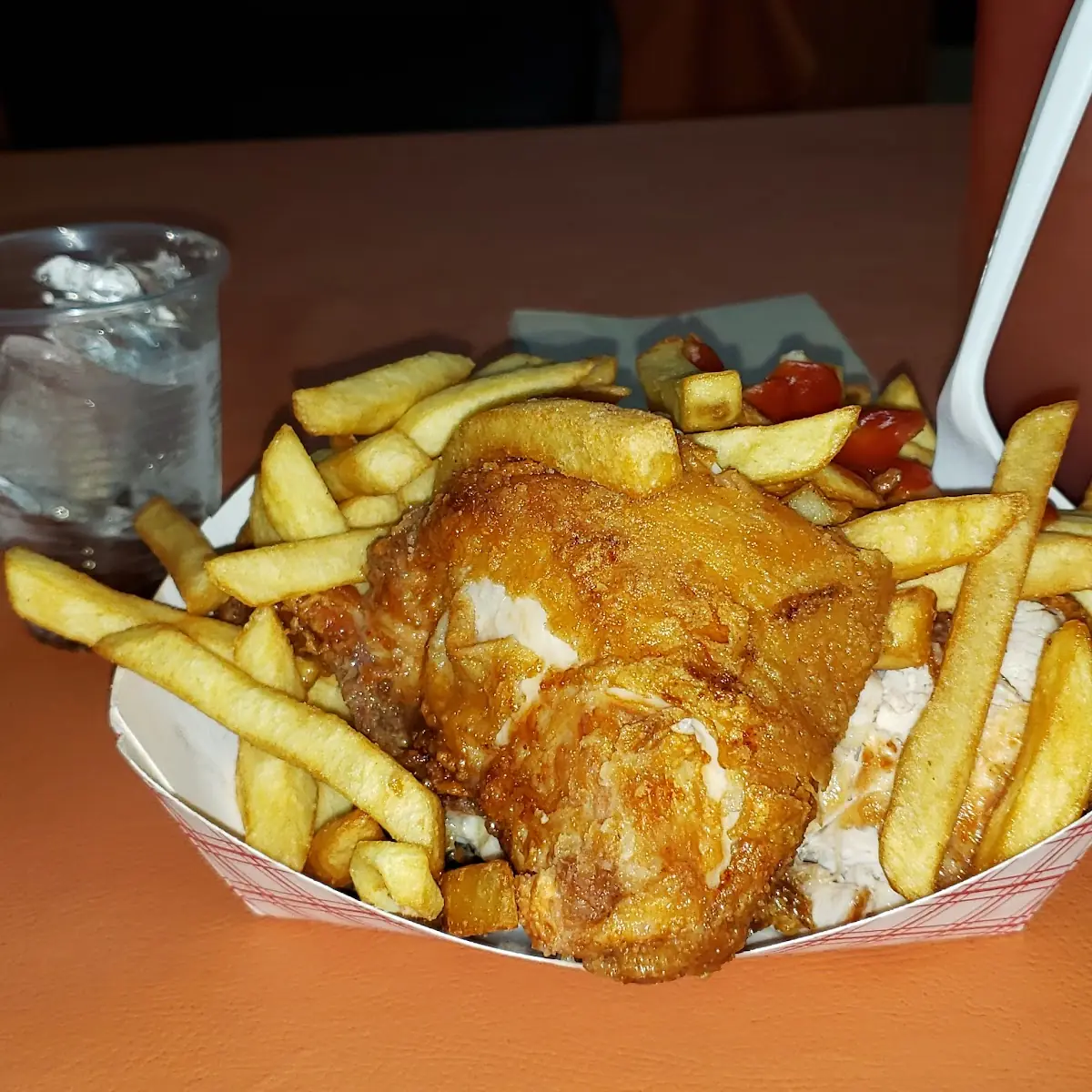 Pechuga de Pollo Con Patatas Fritas