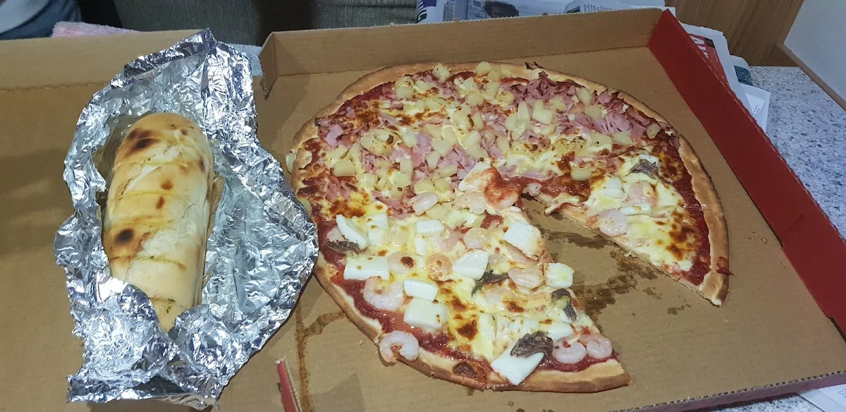 Seafood and Ham and Pineapple Pizza, Spargos Kitchen