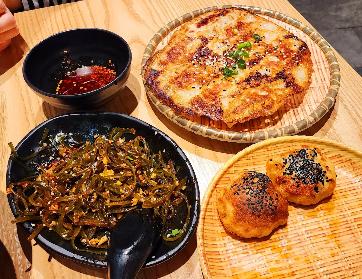 Grilled Meat Pie and Pan Fried Dumplings, 金小烤泥炉烤饼 Jin’s Grilled Meat Pie