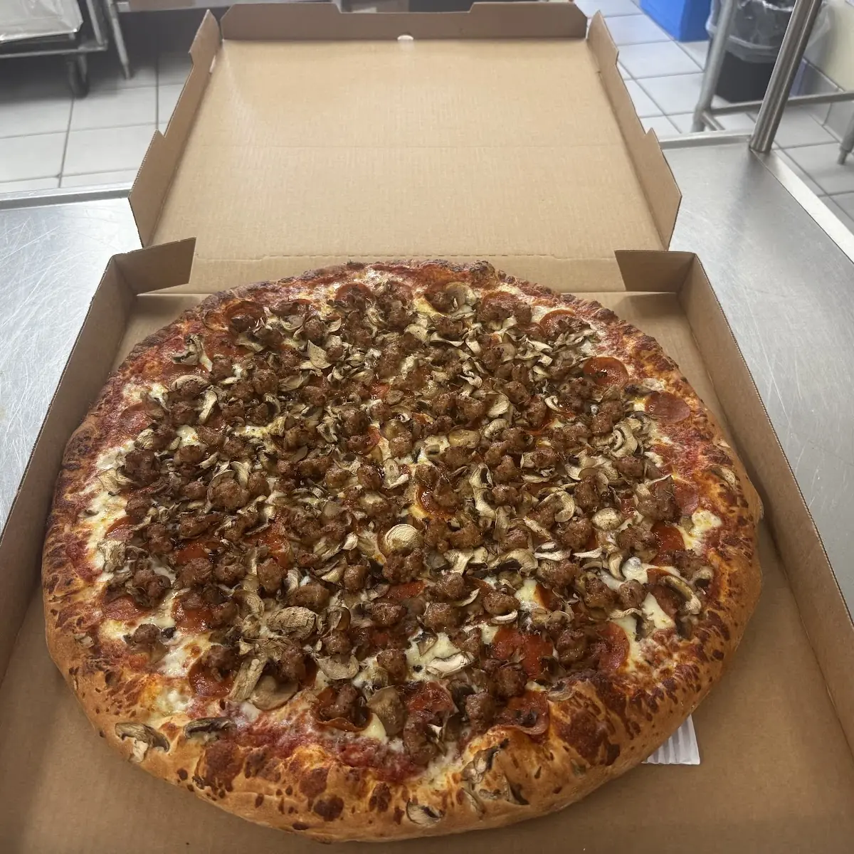 Mega Meat Pizza Mega Carne