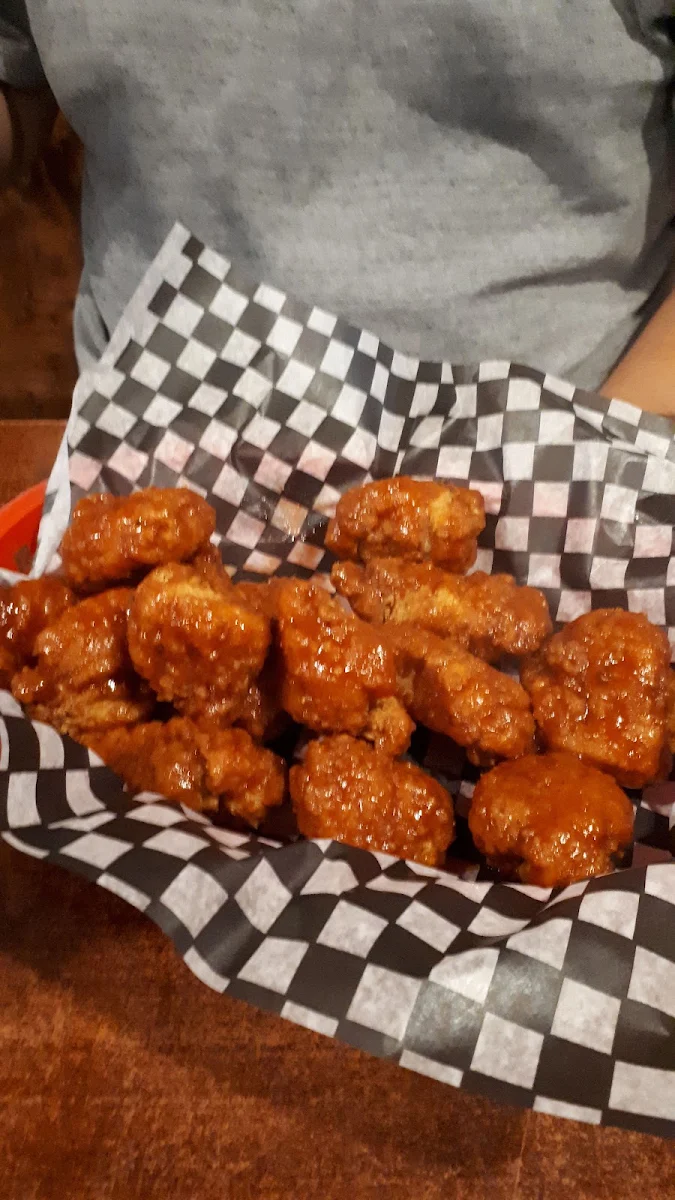 Coors Banquet and Wings, Cutchie's Sports Tap & Eatery