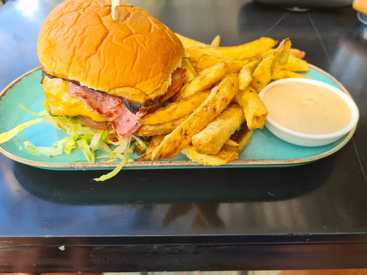The Royale Burger, Fat Boyz Small Bar