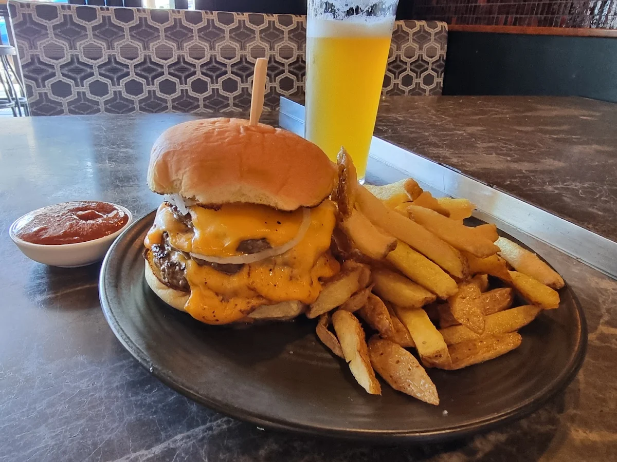 Triple Cheeseburger, Fat Boyz Small Bar
