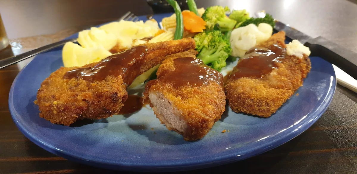 Crumbed Lamb Chops with Mashed Potatoes and Vegies, Blue Cattle Dog Hotel