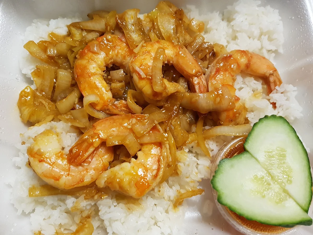 Spicy Jumbo Shrimp with White Onion on Rice