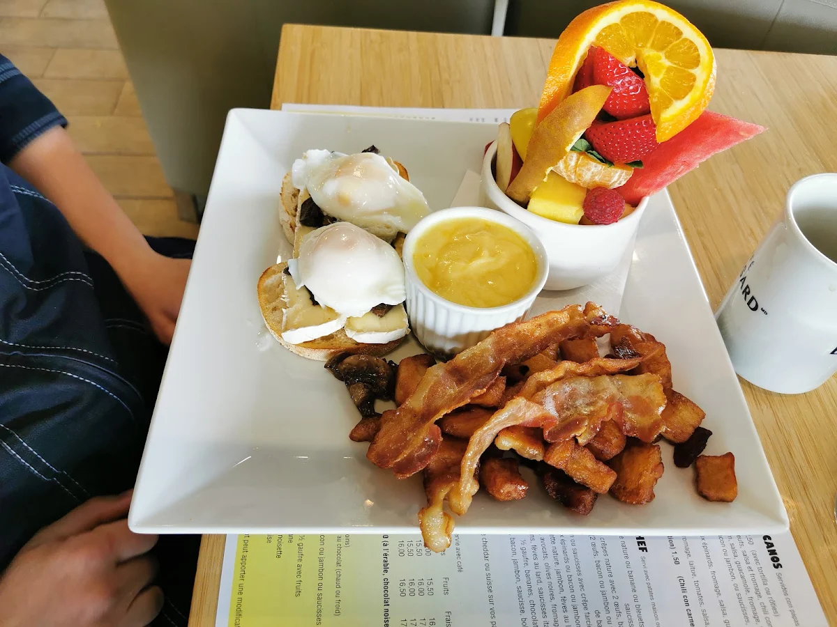 Bénédictine Eggs Benedict, L'Oeuficiel