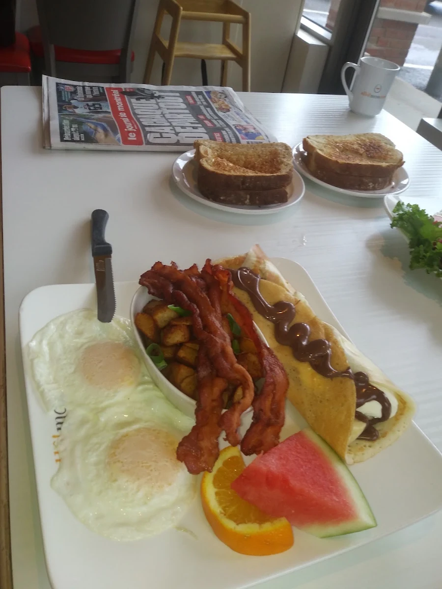 Assiettes Crêpe Mince Chocolat Banane Et Deux Oeufs Patates Et Bacon, Allô mon Coco Saint-Eustache