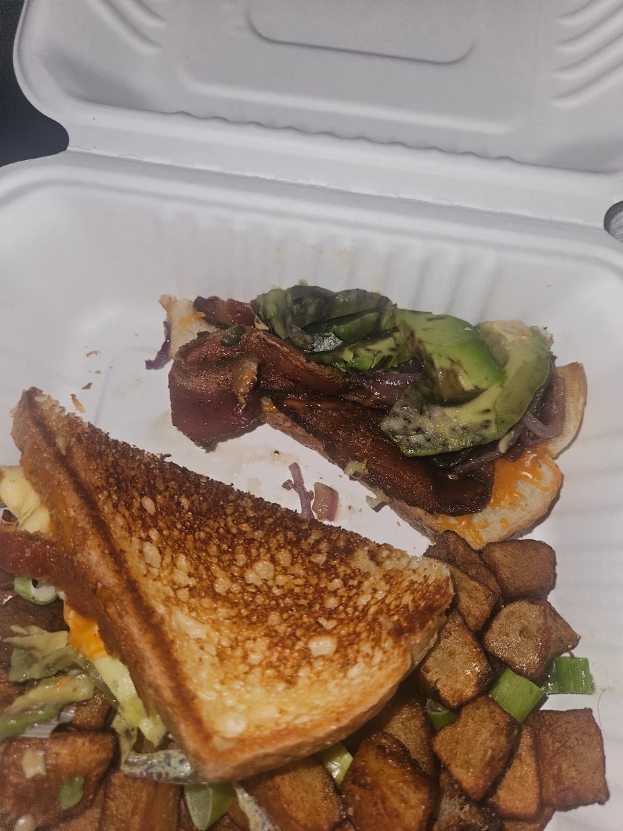 Grilled Cheese B L T B L T Grilled Cheese, Allô mon Coco Saint-Eustache