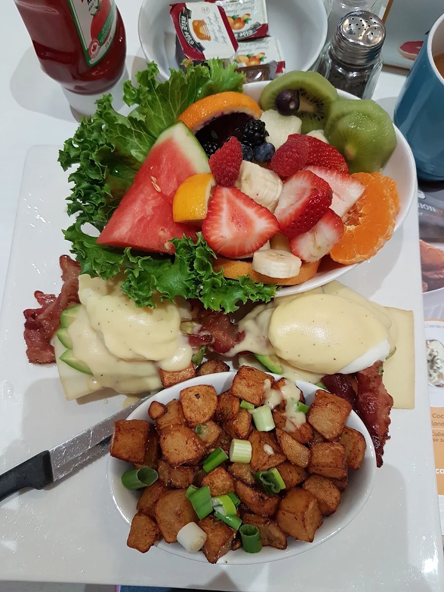 Oeufs Bénédictines Avocat Bacon Et Fromage Oka, Allô mon Coco Saint-Eustache
