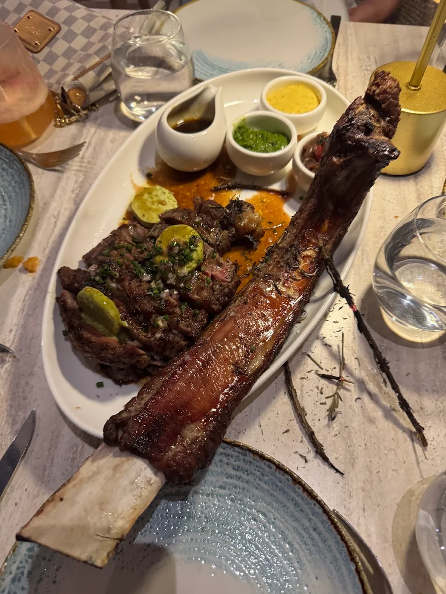 Tomahawk, La Luna Beach Club