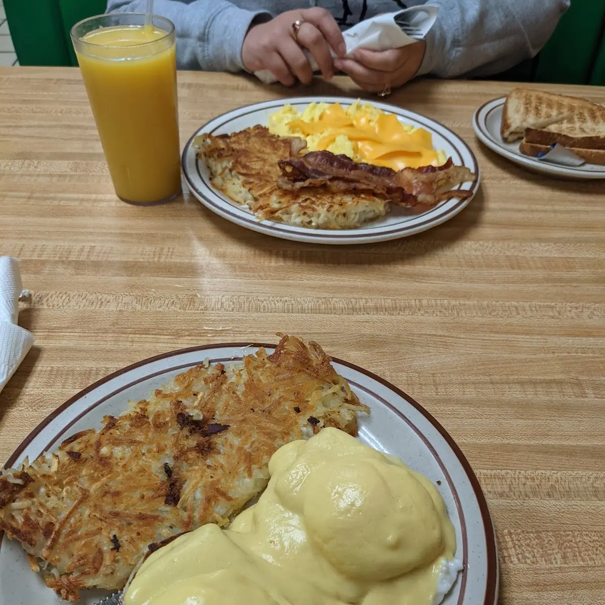 Eggs Benedict w Hashbrowns