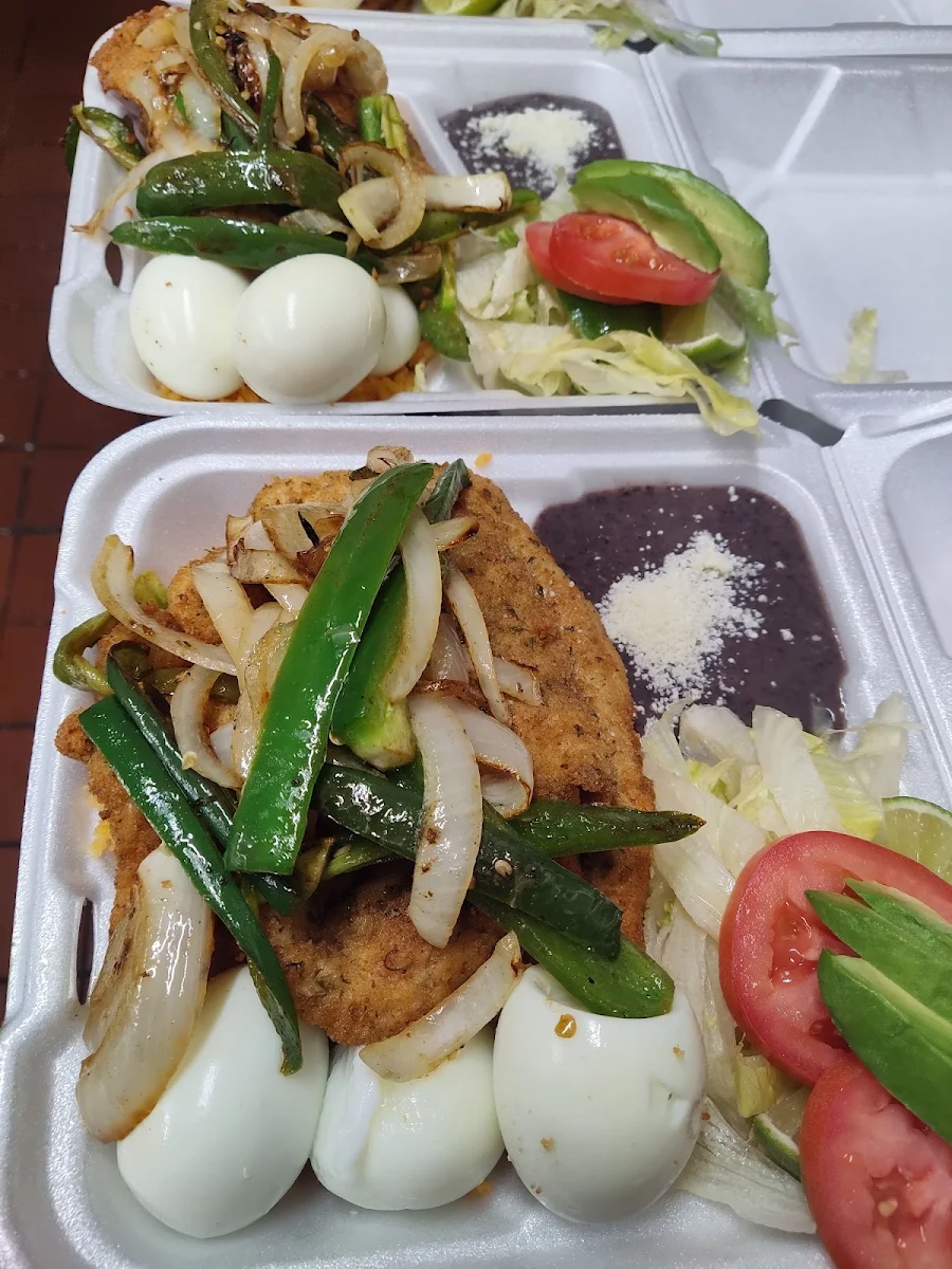 Pollo Empanizado Con Huevos Hervidos