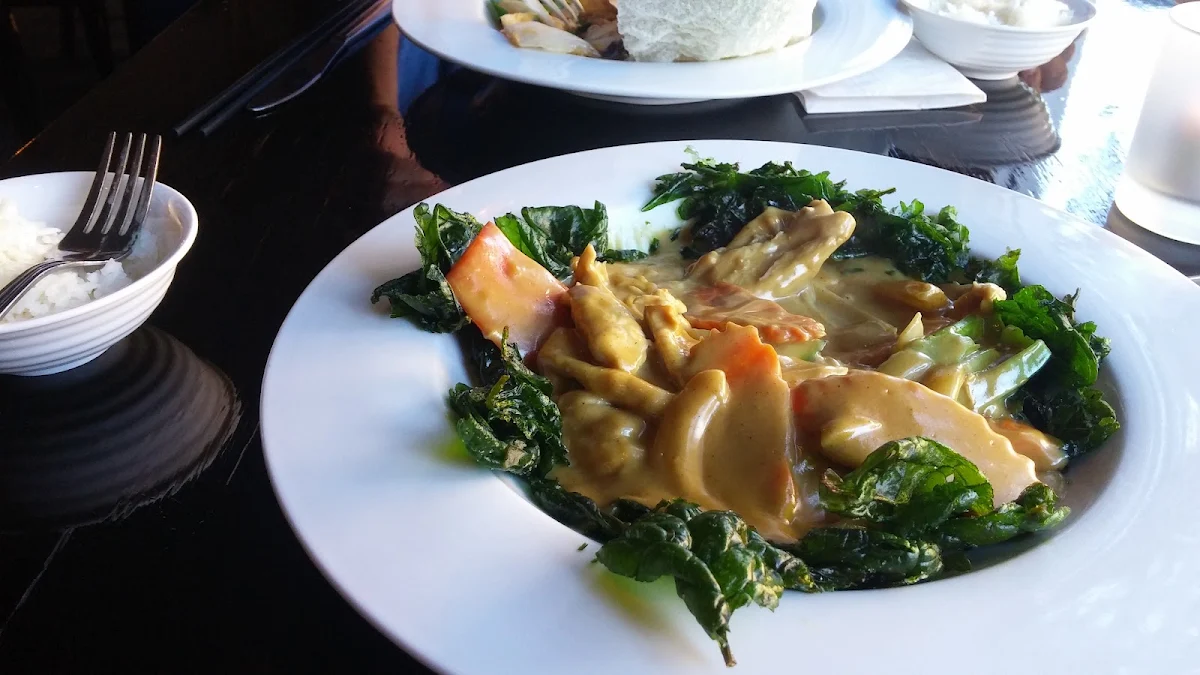 Poulet Aux Arachides Et Épinards, Restaurant Lanterne