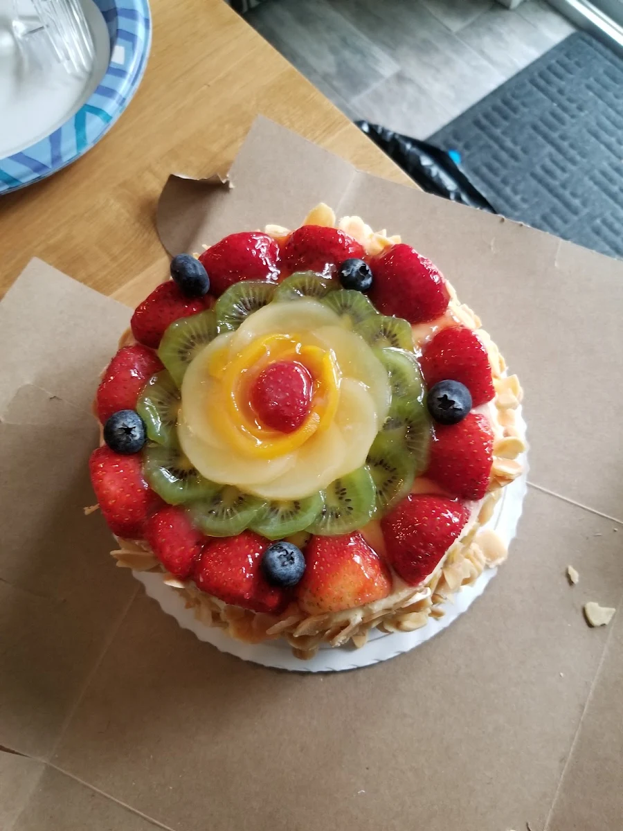 Cake with Fresh Fruit