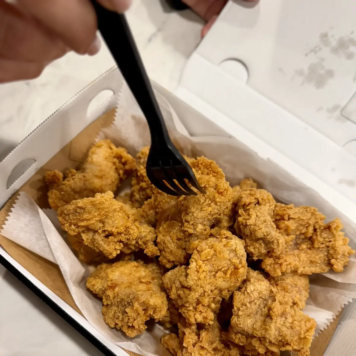 Golden Fried Chicken Wings with Sauce