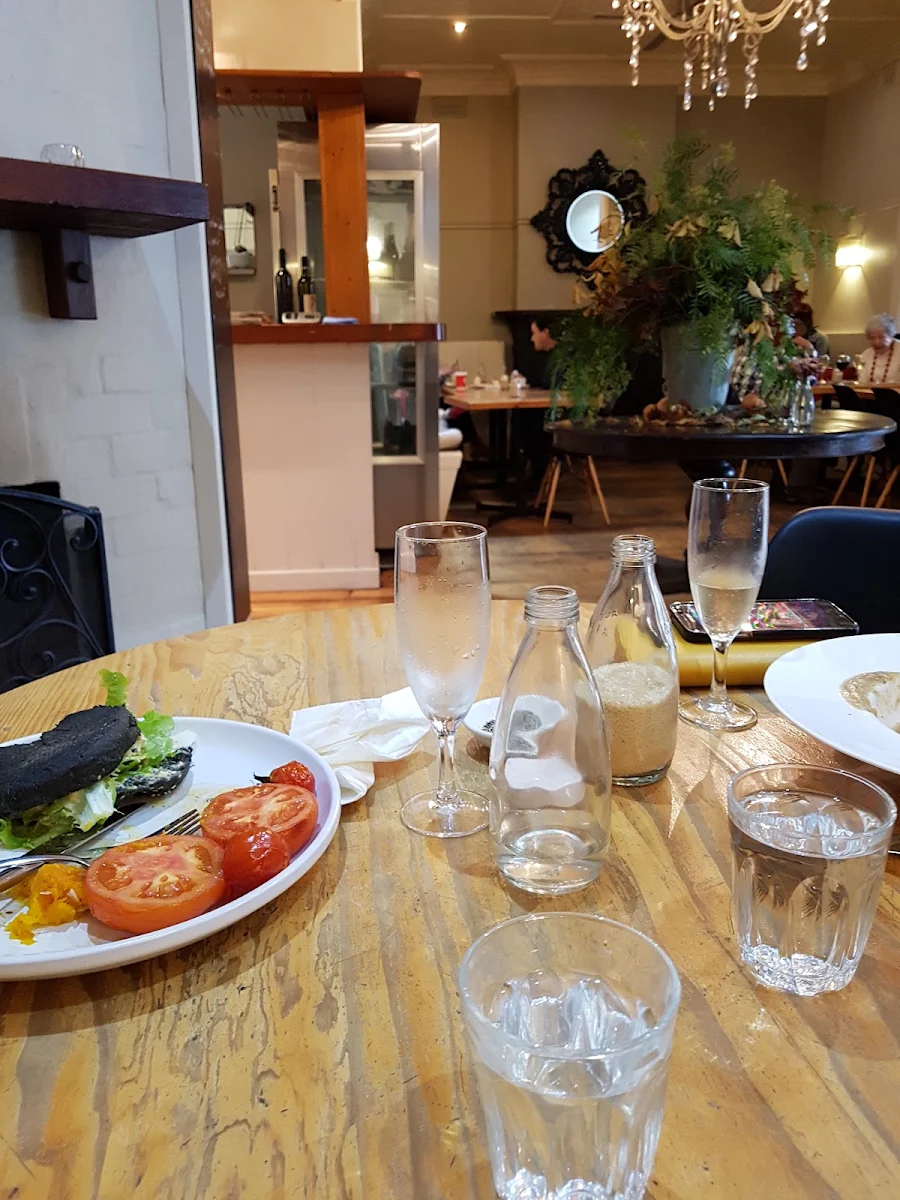 Burgers, Vines Cafe & Bar
