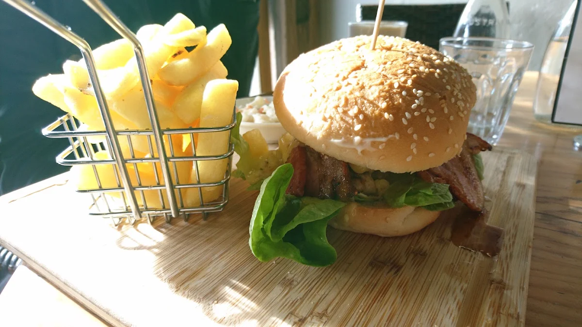 Highlights, Vines Cafe & Bar