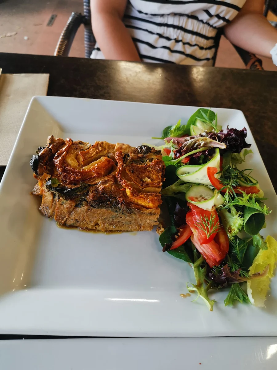 Highlights, Vines Cafe & Bar