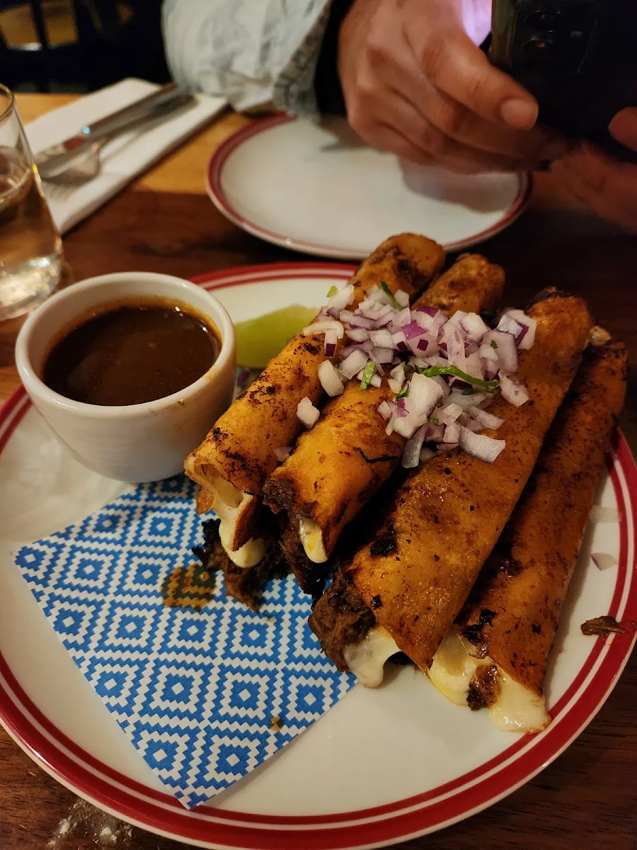 Taco Dorado de Papa V Queso, Tres a Cinco