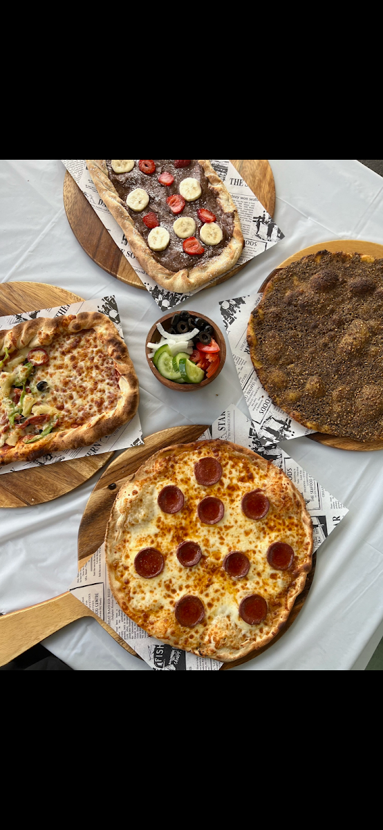 Highlights, Cesars Pizza House