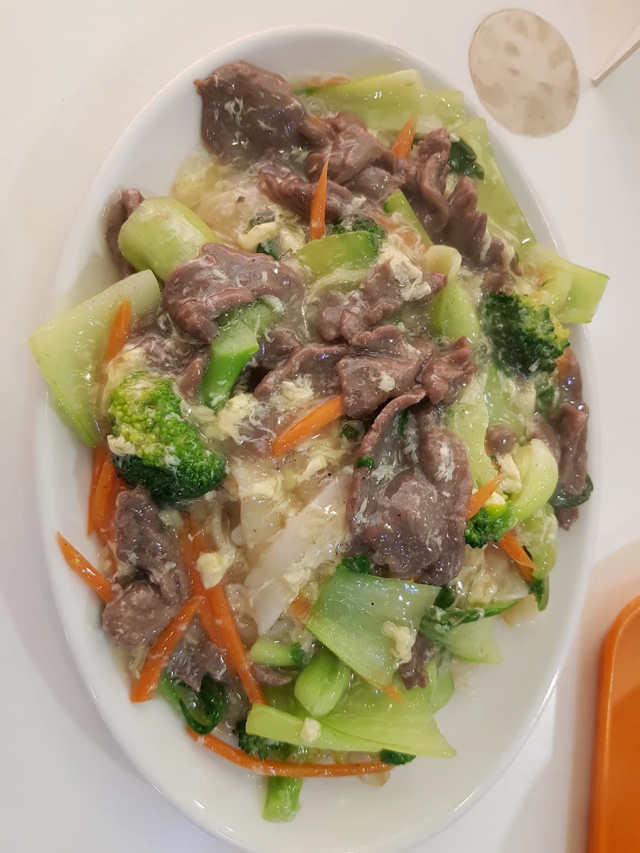 Beef Fried Flat Rice Noodles with Egg Gravy, Six Avenue