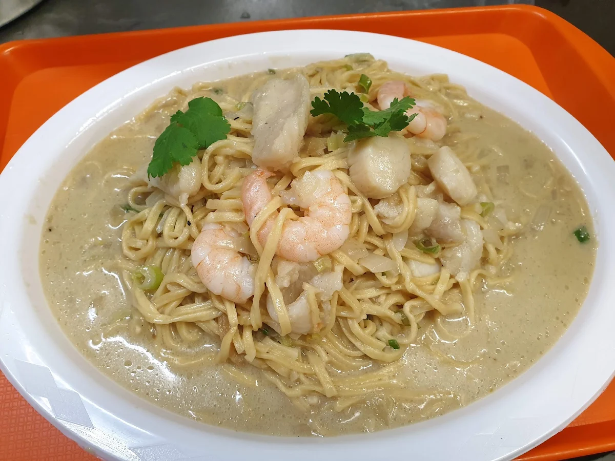 Seafood Yee Mee with Garlic Butter Sauce, Six Avenue