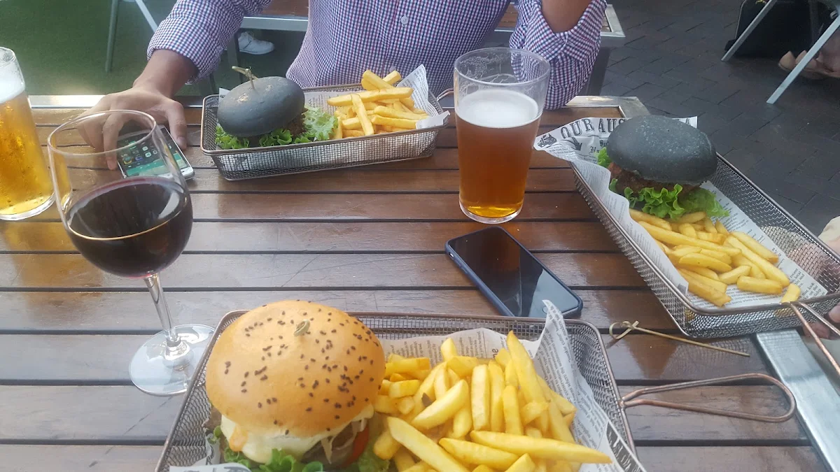 Burgers, Cruise Bar & Restaurant