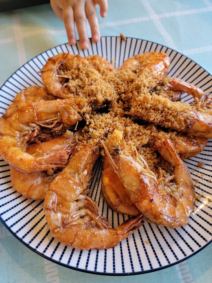 Pan Fried Garlic Prawns with Salted Egg Yolk, Chef Pan restaurant
