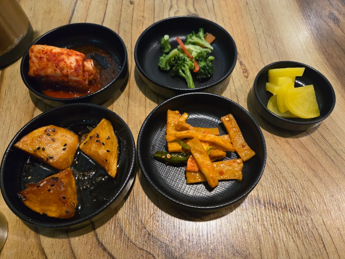 Ddukbaeki Bulgogi, De Chou