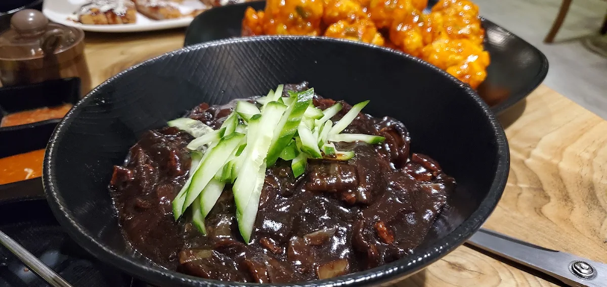 Spicy Seafood Jjajangmyeon, De Chou