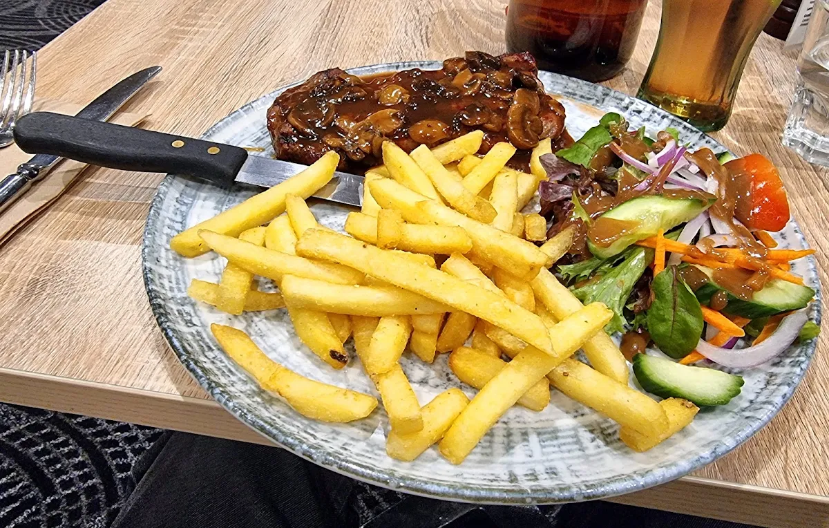 Rump Steak Senior Serving, Eltham Hotel