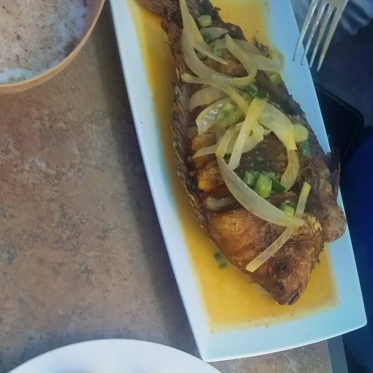 Pescado En Leche de Coco Con Tajadas