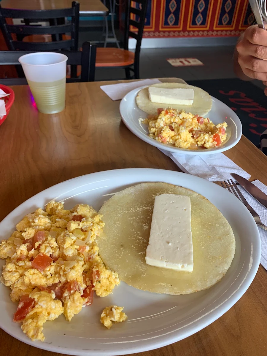 Arepa Con Queso & Huevos Revueltos