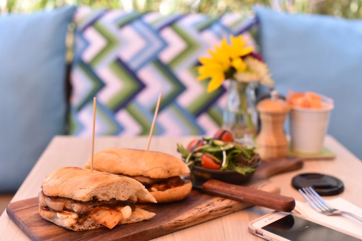 Highlights, Ardross Street Cafe