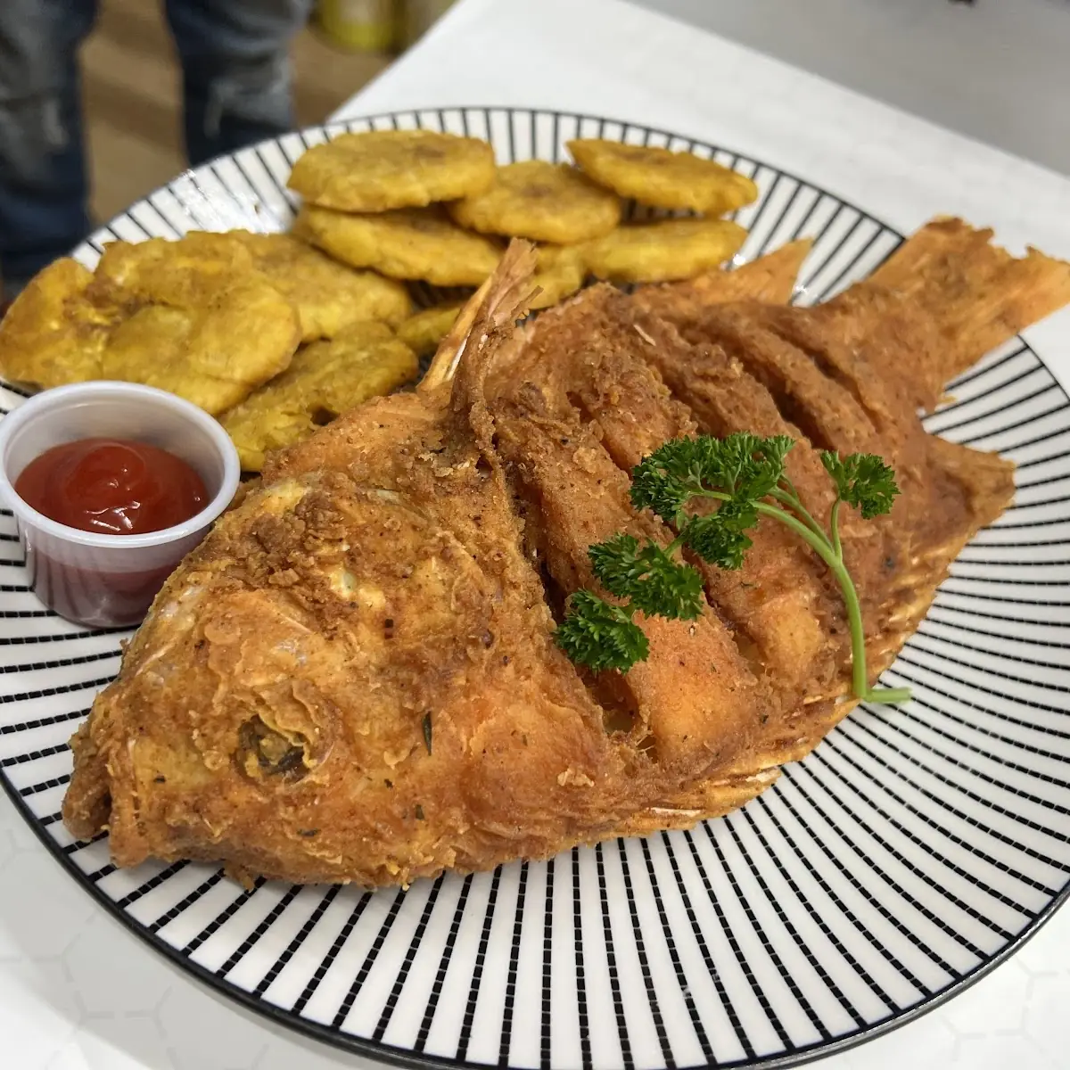 11- Pescado Frito 11- Fried Fish