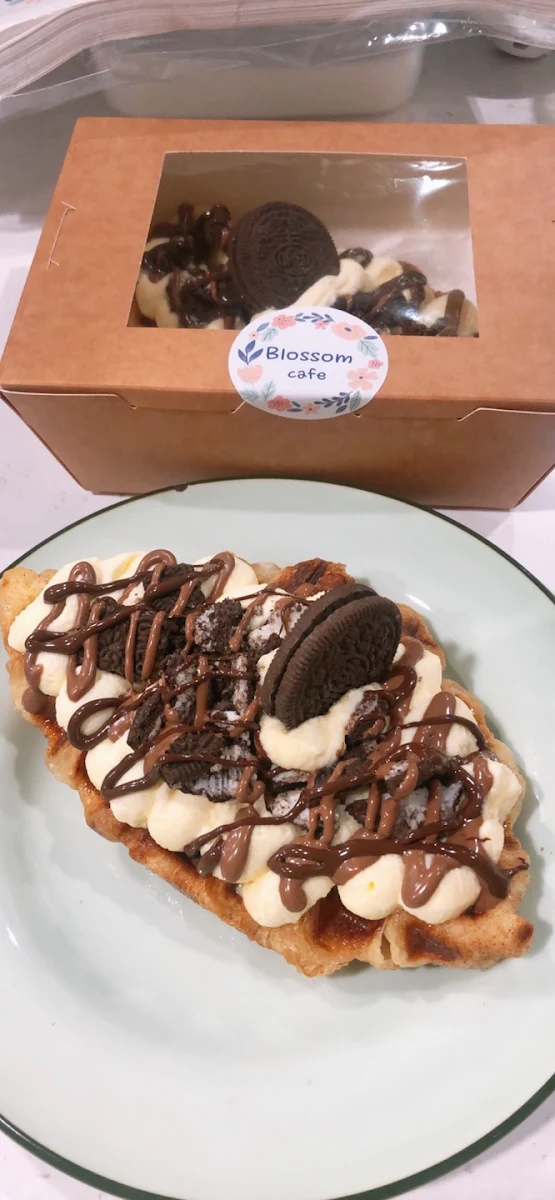 Cookie Cream Croffle, blossom cafe