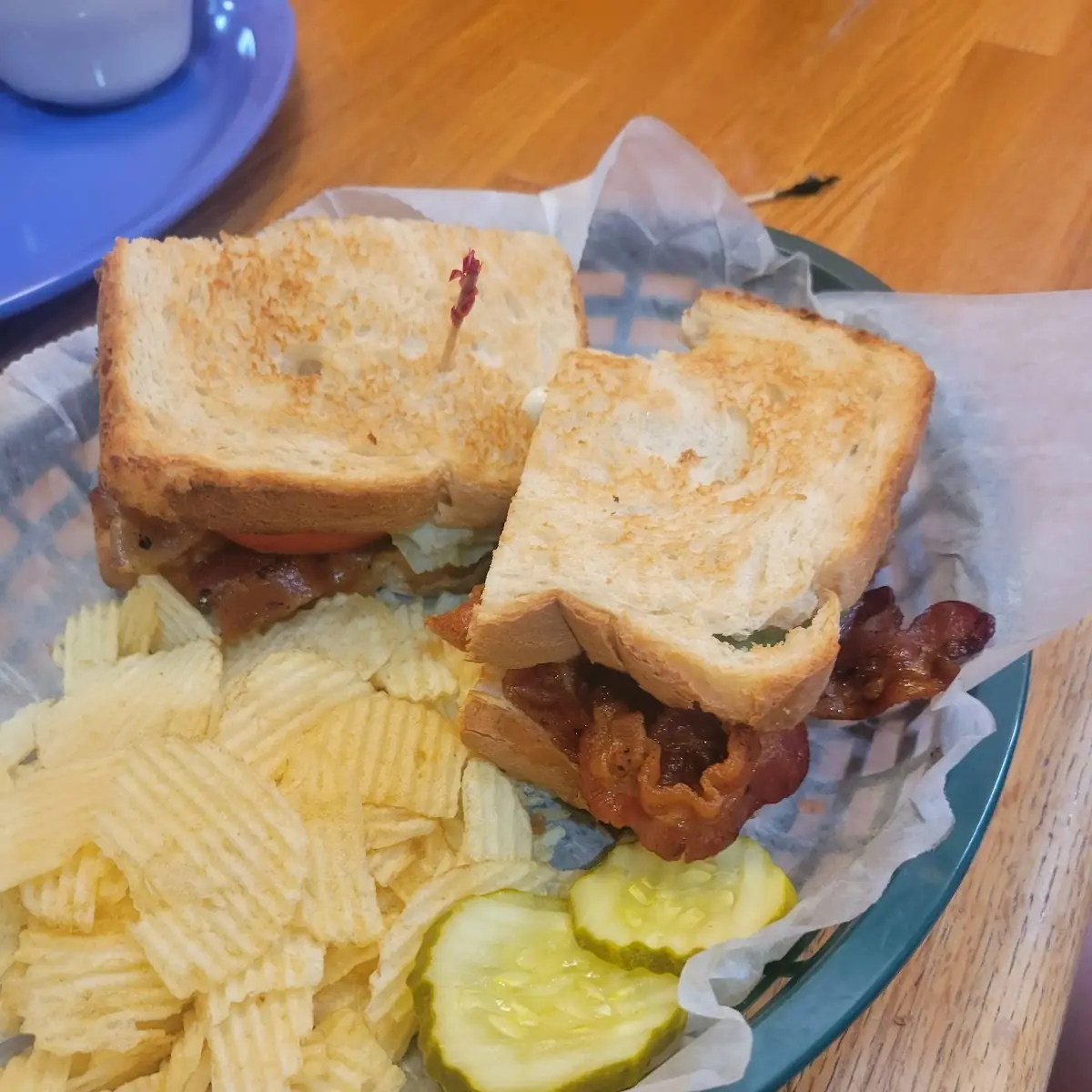 blt Sandwich with Chips