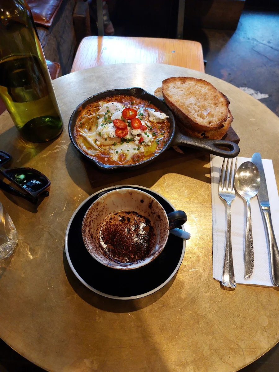 Baked Eggs Chickpeas Chevre, Močan & Green Grout