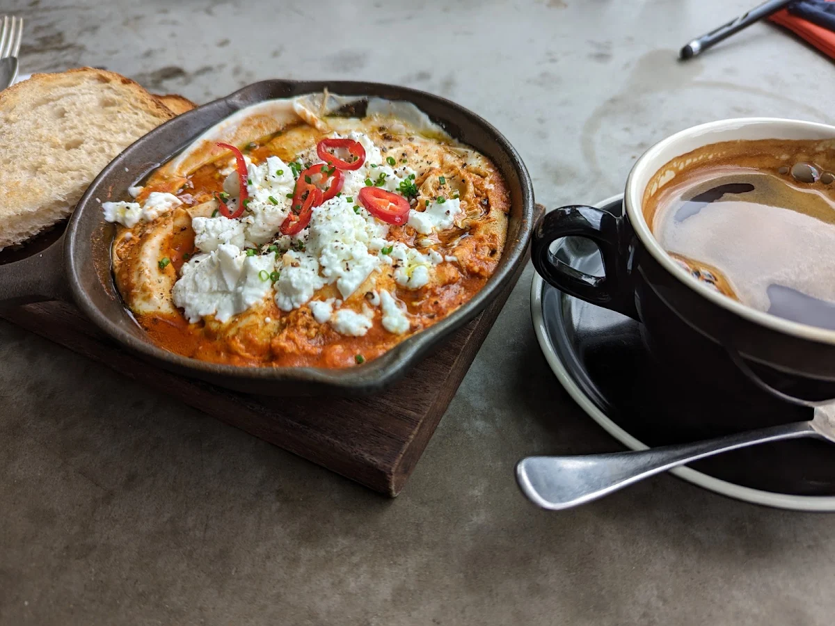Baked Eggs Chickpeas Tomato & Chèvre, Močan & Green Grout