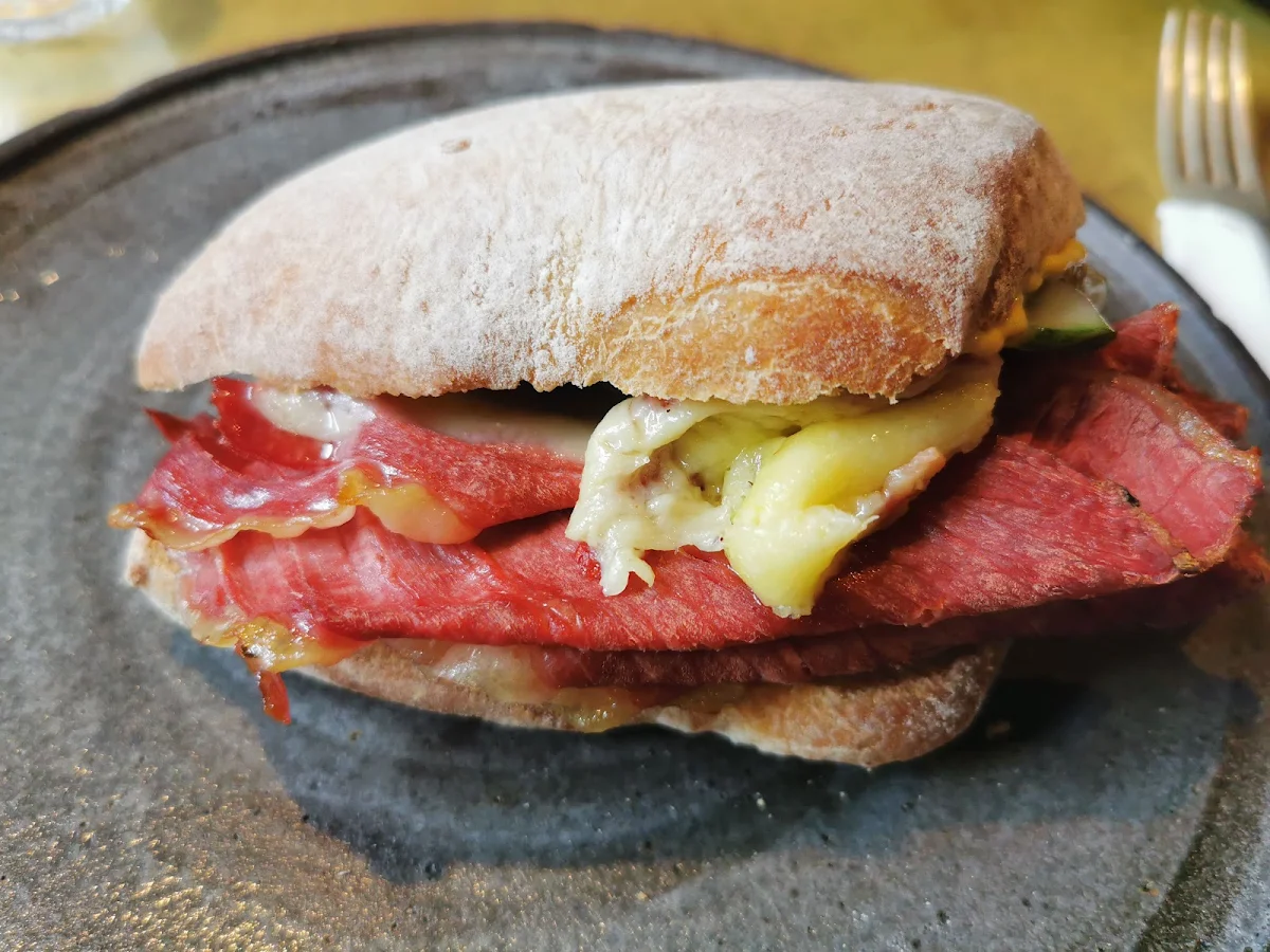 Corned Beef Roll, Močan & Green Grout